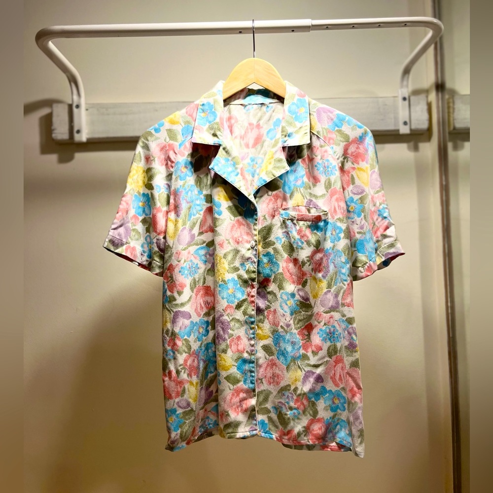 Vintage womens floral blouse in pastel colours